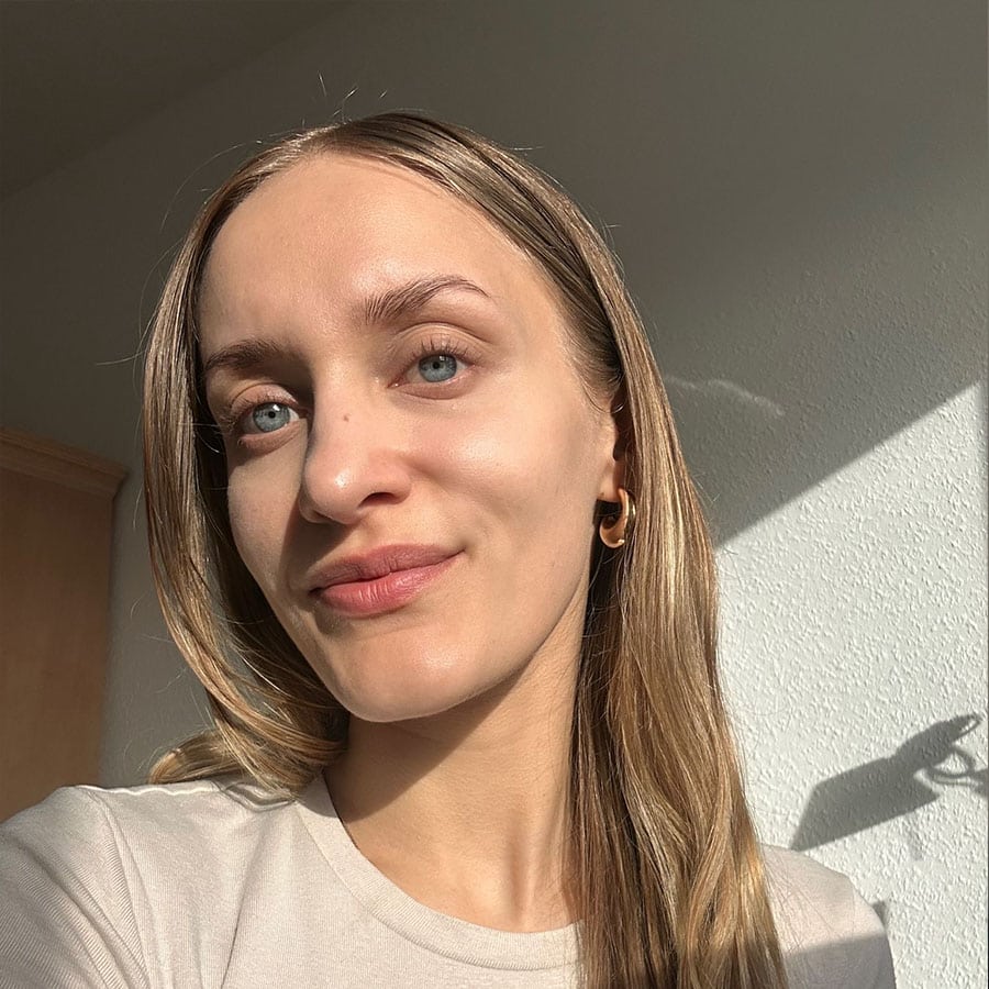 Schönes Porträt einer jungen Frau mit natürlichem Licht in einem Raum.