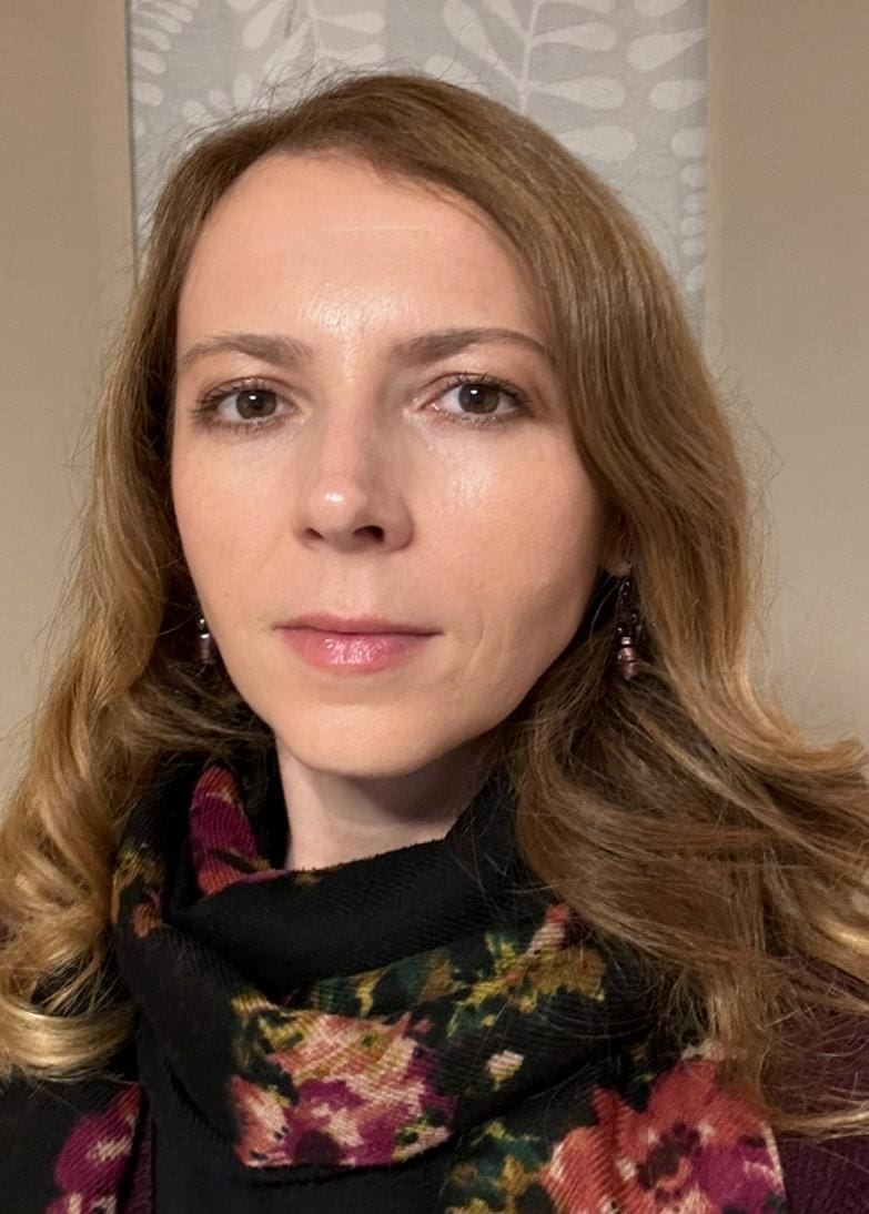 Porträt einer Frau mit Schal und Locken